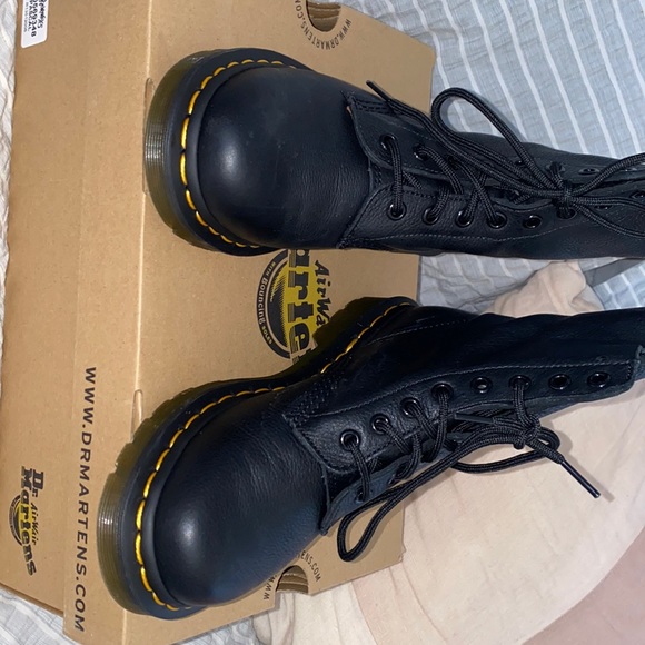 Dr. Martens Shoes - Im selling used  1460 pascal Dr Martens